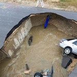 فرو رفتن یک خودرو بر اثر فرونشست در خیابان نبراسکای آمریکا فرو رفتن یک خودرو بر اثر فرونشست در خیابان نبراسکای آمریکا