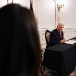 توهین ترامپ به یک خبرنگار: تو احمق هستی!