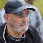 گریه‌های شدید فرهاد آئیش در آغوش همسرش در مراسم خاکسپاری همایون ارشادی+ فیلم