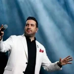 بازخوانی زیبای آهنگ ترکی « بری باخ» توسط امید حاجیلی در کنسرتش + فیلم