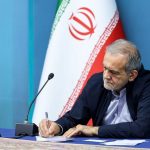 رییس جمهور: انتقال آب دریا به صنایع اصفهان فشار بر منابع محلی را کم میکند رییس جمهور: انتقال آب دریا به صنایع اصفهان فشار بر منابع محلی را کم میکند