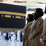 درگیری بین مامور امنیتی و یکی از زائران خانه خدا + فیلم درگیری بین مامور امنیتی و یکی از زائران خانه خدا + فیلم