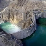 راه رفتن یک شناگر در سد خشک کرج+ فیلم راه رفتن یک شناگر در سد خشک کرج+ فیلم