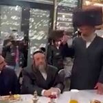 شهردار شیعه نیویورک با کیپا در مهمانی یهودیها+ فیلم شهردار شیعه نیویورک با کیپا در مهمانی یهودیها+ فیلم