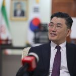 آوازخوانی سفیر کره جنوبی در باغ‌های انار قم + فیلم