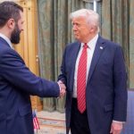 ترامپ دوباره خبرساز شد / عطر روی لباس جولانی! ترامپ دوباره خبرساز شد / عطر روی لباس جولانی!