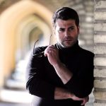 خوانندگی روزبه حصاری در مجلس عروسی با تیپ کوچه بازاری+ فیلم