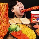 چرا به دیدن ویدئوهای فودبلاگرها معتاد میشویم؟ چرا به دیدن ویدئوهای فودبلاگرها معتاد میشویم؟