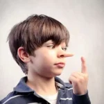 ۵ حرکت عجیب بدن که راز دروغگوها را فاش میکند ۵ حرکت عجیب بدن که راز دروغگوها را فاش میکند