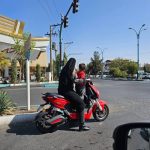 موتورسواری یک زن محجبه با چادر در تهران + فیلم موتورسواری یک زن محجبه با چادر در تهران + فیلم