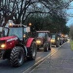 تجمع اعتراضی کشاورزان با تراکتور/ دولت ما را زنده زنده دفن می‌کند!