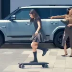 عجیب‌ترین آپشن خودرو در سال ۲۰۲۵؛ چرا BYD روی ماشینش اسکیت‌برد می‌فروشد؟