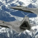 خلبانان جنگنده هنگام پرواز بر فراز آلاسکا در زمستان، کار غیرمنتظرهای انجام میدهند خلبانان جنگنده هنگام پرواز بر فراز آلاسکا در زمستان، کار غیرمنتظرهای انجام میدهند