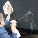 چرا استفاده از شیشه پاک کن برای تمیز کردن تلویزیون هرگز ایده خوبی نیست؟