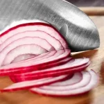 اگر میخواهید اشکتان موقع خرد کردن پیاز درنیاید، این راه ساده را امتحان کنید اگر میخواهید اشکتان موقع خرد کردن پیاز درنیاید، این راه ساده را امتحان کنید