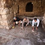 کشف گنج تاریخی در بازسازی آسیاب؛ موزاییک‌های شگفت‌انگیز پیدا شدند