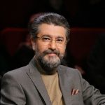 بازخوانی زیبای آهنگ «بهونه» هایده توسط امیرحسین مدرس وسط برنامه + فیلم بازخوانی زیبای آهنگ «بهونه» هایده توسط امیرحسین مدرس وسط برنامه + فیلم