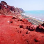 ساحل قرمز هرمز؛ منظره‌ای جادویی با ترکیب باران و خاک سرخ (ویدیو)