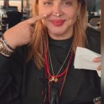 استایل جنجالی بهاره رهنما با کلاه قرمز در جشن تولد 52 سالگی