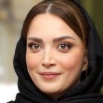 استایل بامزه بهنوش طباطبایی در کنار یک شتر در سفر به جنوب