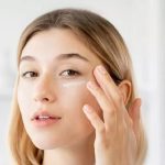 چرا استفاده روزانه از کرم دور چشم و ماسک صورت از 20 سالگی ضروری است؟ چرا استفاده روزانه از کرم دور چشم و ماسک صورت از 20 سالگی ضروری است؟