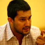 پریدن عجیب حامد بهداد روی میز وسط نشست خبری + عکس