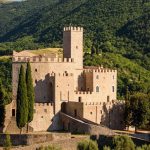 اقامت شاهانه در قلب تاریخ؛ خوابیدن در قلعه ۹۰۰ ساله را تجربه کنید