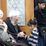 بوسیدن دست کاظم صدیقی در مراسم یاد بود پسرش + عکس بوسیدن دست کاظم صدیقی در مراسم یاد بود پسرش + عکس