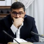 گریه جانگداز سقاب اصفهانی در آغوش محمدرضا عارف+ عکس