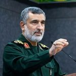 پوشش عجیب دو پسر بر مزار سردار حاجی‌زاده+ عکس