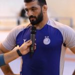 حسن یزدانی با پیراهن آبی روی تشک کشتی میرود حسن یزدانی با پیراهن آبی روی تشک کشتی میرود