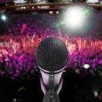 حمله یک هوادار به خواننده ایرانی حین اجرای کنسرت + فیلم حمله یک هوادار به خواننده ایرانی حین اجرای کنسرت + فیلم