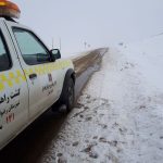 بارش برف به ارتفاع ۲۰ سانتیمتر در گیلان / تلاش راهداری برای بازکردن جاده‌ها ادامه دارد + فیلم