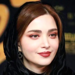 لباس سنگ دوز بهنوش طباطبایی در کنار پدر و مادرش در روز مادر+ عکس لباس سنگ دوز بهنوش طباطبایی در کنار پدر و مادرش در روز مادر+ عکس