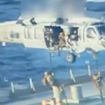 لحظه حمله یگان ویژه نیروی دریایی آمریکا و توقیف نفتکش ونزوئلا + فیلم لحظه حمله یگان ویژه نیروی دریایی آمریکا و توقیف نفتکش ونزوئلا + فیلم