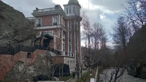 اَبَر ویلای فرد ذینفوذ در حاشیه رودخانه کرج تخریب شد + فیلم اَبَر ویلای فرد ذینفوذ در حاشیه رودخانه کرج تخریب شد + فیلم