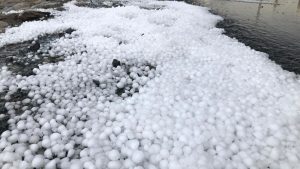 بارش تگرگ عجیب در فراشبند فارس+ فیلم بارش تگرگ عجیب در فراشبند فارس+ فیلم