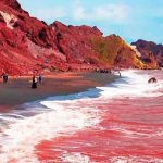 ساحل سرخ و بی نظیر جزیره هرمز در یک روز زیبای بارانی + فیلم