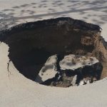 فرونشست زمین در بندرعباس پراید را بلعید+ فیلم فرونشست زمین در بندرعباس پراید را بلعید+ فیلم