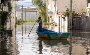 قایقرانی در خیابانهای یک شهر ایران/ به دنبال وقوع سیلاب + فیلم قایقرانی در خیابانهای یک شهر ایران/ به دنبال وقوع سیلاب + فیلم