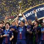 لحظه بالا بردن جام قهرمانی جام بین قارهای توسط مارکینیوش، کاپیتان PSG + فیلم لحظه بالا بردن جام قهرمانی جام بین قارهای توسط مارکینیوش، کاپیتان PSG + فیلم