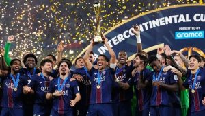 لحظه بالا بردن جام قهرمانی جام بین قارهای توسط مارکینیوش، کاپیتان PSG + فیلم لحظه بالا بردن جام قهرمانی جام بین قارهای توسط مارکینیوش، کاپیتان PSG + فیلم