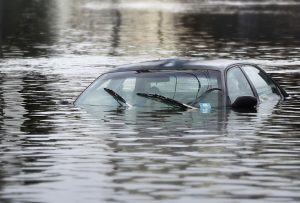 لحظه شکسته شدن سد خاکی و ورود سیل سهمگین به خانه‌های مردم + فیلم 