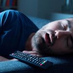 فایده عجیب خوابیدن مقابل تلویزیون و مضرات این کار