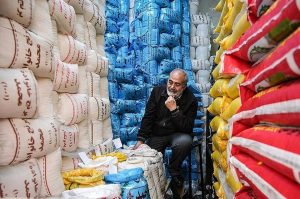 مردم برنج ندارند بخورند اما در بندر شهید رجایی تُن تُن برنج توی دریا می‌ریزند + فیلم