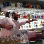 فروش مشروبات به غیرمسلمانان در عربستان بی‌سر و صدا آزاد شد/ صف‌های طولانی مقابل فروشگاه‌ها