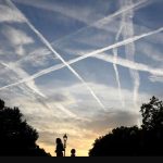 خطوط مرموز در آسمان تهران / رد موشک یا هواپیما؟