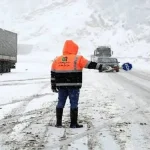 امدادرسانی به خودروهای گرفتار در برف و کولاک اصفهان+ فیلم امدادرسانی به خودروهای گرفتار در برف و کولاک اصفهان+ فیلم