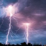 قطع برق استان چهارمحال و بختیاری به دلیل برخورد صاعقه + فیلم