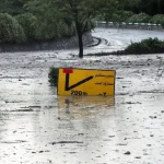 نجات مادر و کودک گرفتار در سیل توسط شهروند ایذه‌ای+ فیلم